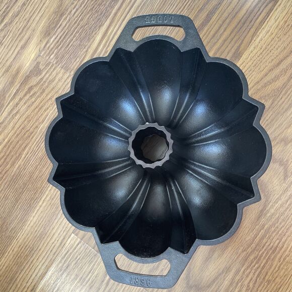 Lodge 1896 Cast Iron Fluted Cake Pan RARE* DISCONTINUED - Picture 2 of 14